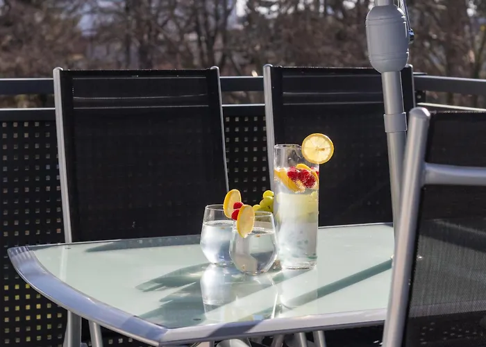 Noblenest: Terrasse - Netflix - Kaffee